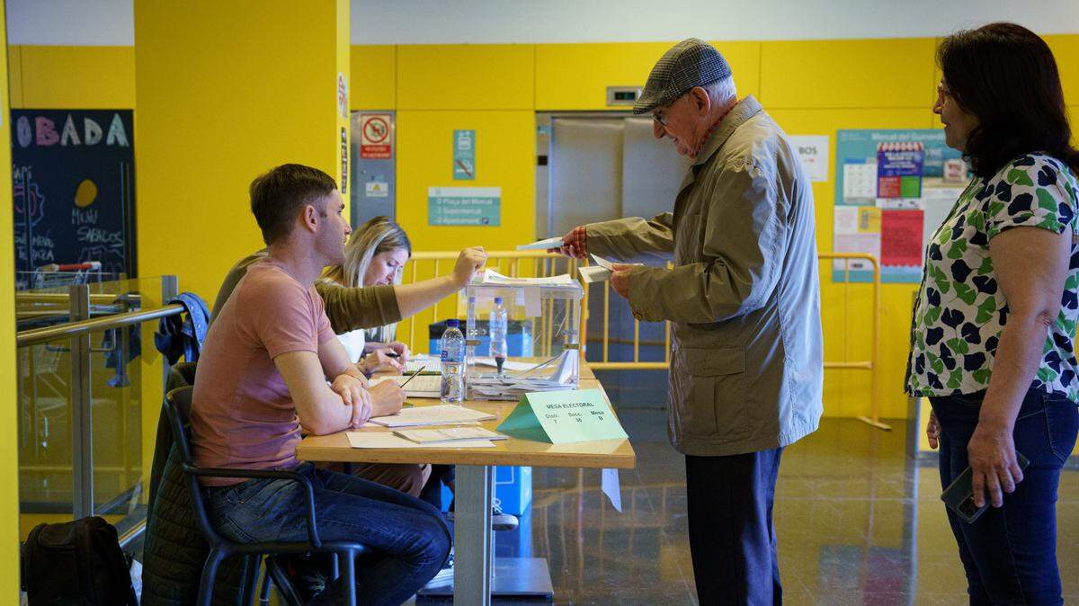 Un hombre deposita su voto en el distrito Guinardo, durante las elecciones regionales de Cataluña, España, el domingo 12 de mayo de 2024.
