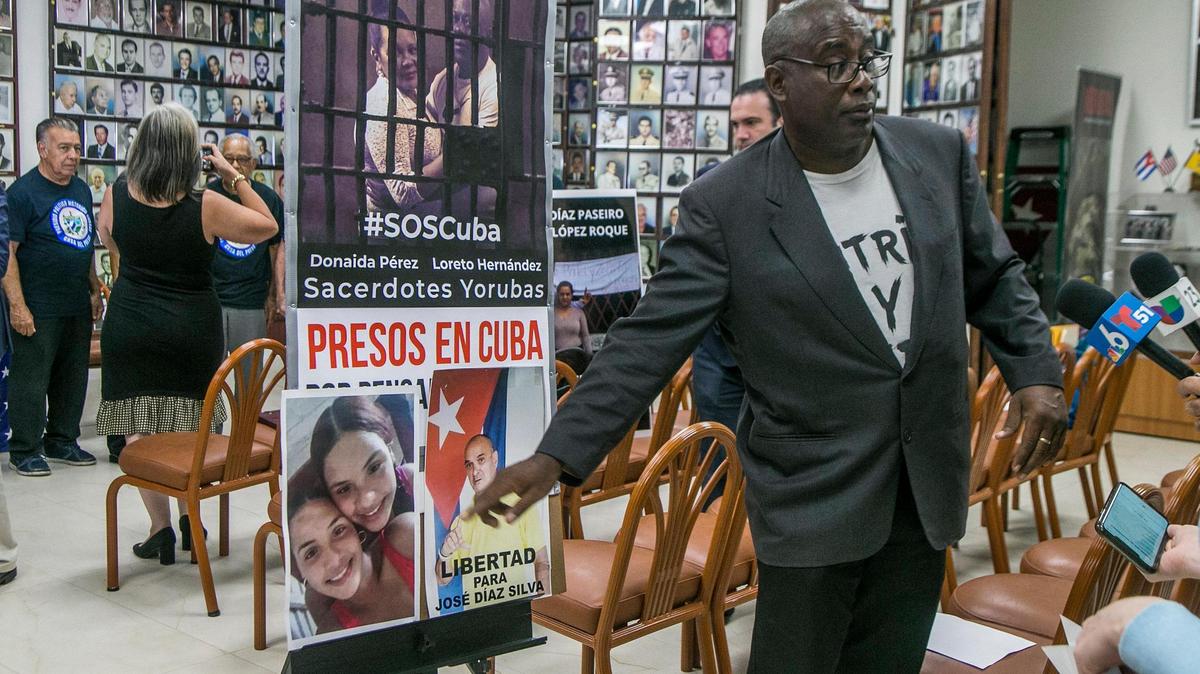 Jorge Luis García Pérez Antúnez, ex preso político cubano muestra fotografías de cubanos en la cárcel que protestaron el año pasado durante una conferencia de prensa convocada por la Asamblea de la Resistencia Cubana, en el cuartel general de la Brigada 2506 de Invasión de Bahía de Cochinos en la Pequeña Habana, para anunciar el anuncio de una serie de actividades para conmemorar el primer aniversario de las protestas masivas del 11 de julio en Cuba, el jueves 07 de julio de 2022.