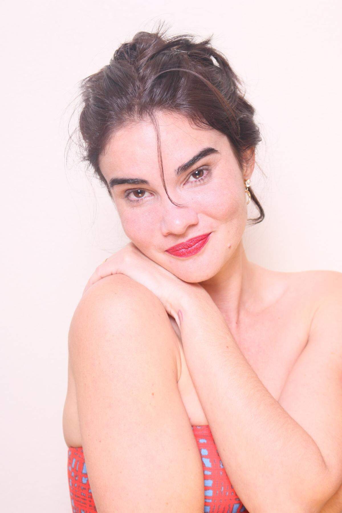 Claudia Tomás contó que no planificó ser actriz, pero una vez que la aceptaron en la Escuela Nacional de Arte en Cuba, decidió aprovechar la oportunidad y ‘ser feliz’ mientras le llegaba la oportunidad de irse del país.