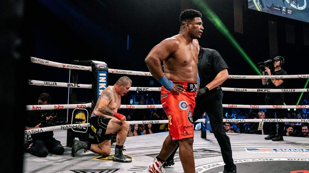 Ya nadie podrá negar a Leonardo Perdomo. Si hay un peleador que crece como la espuma en Bare Knuckle Fighting Championship (BKFC) es este peso pesado de Cuba que volvió a lograr otro nocaut impresionante.
