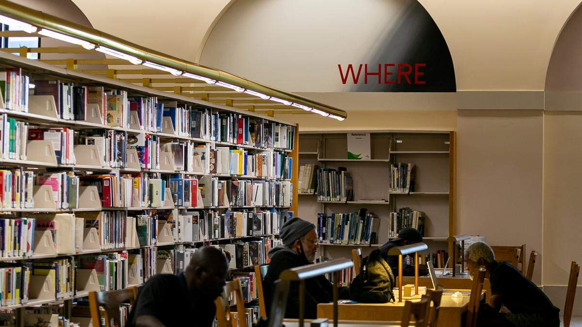 La ley de Florida ahora permite que los usuarios de la mayoría de las bibliotecas públicas porten armas de fuego abiertamente, uno de los múltiples problemas que enfrentan los administradores de Miami-Dade.