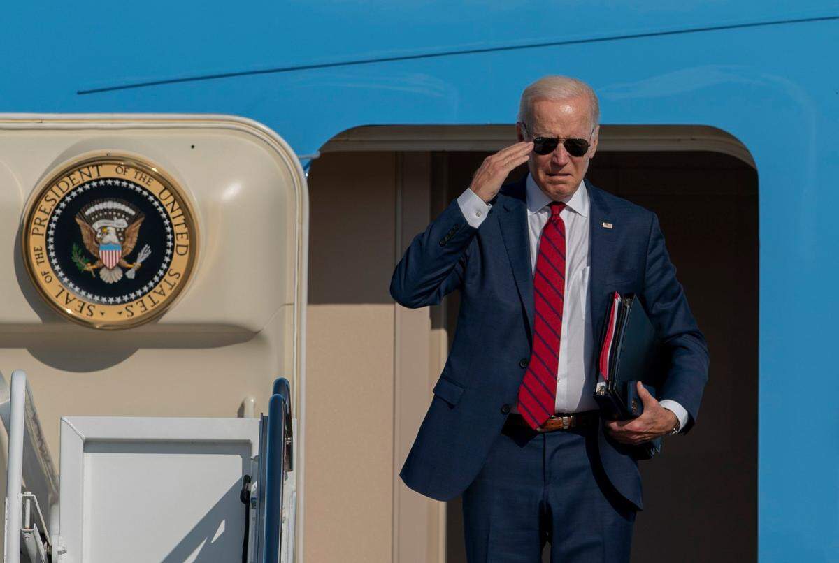 El presidente Joe Biden saluda antes de abordar el Air Force One en la Base de la Fuerza Aérea Andrews, Maryland, en ruta a un viaje a Nueva York para asistir a la Asamblea General de las Naciones Unidas, el martes 20 de septiembre de 2022.
