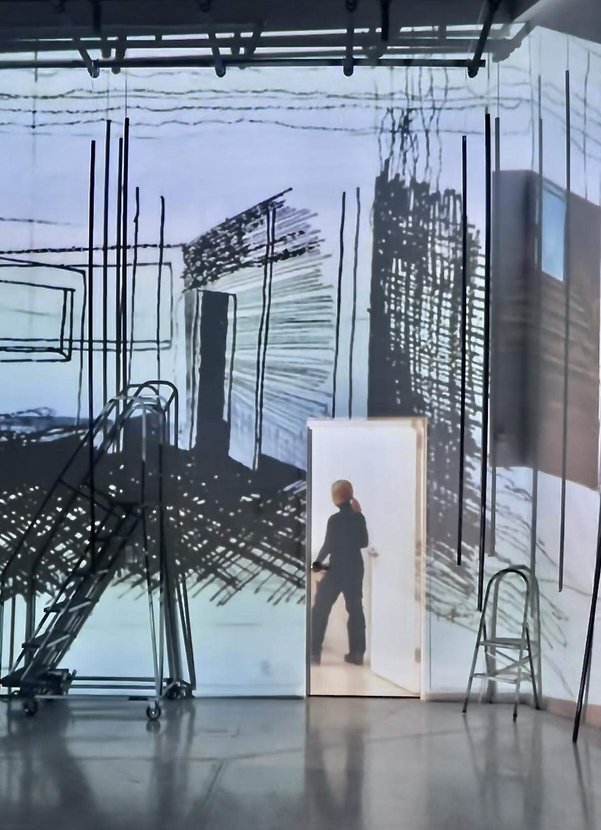 ‘Theater of spaces’, video Instalación, 2025. Materiales, video proyección, sonido, objetos, tubos, hilos y dibujo sobre pared. Dimensiones variables aprox. 20 pies de alto, por 30 pies de ancho, por 4 pies de profundidad.