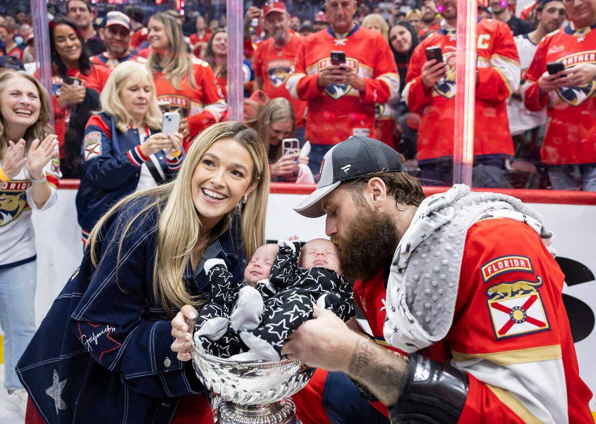 El jugador de los Panthers Jonah Gadjovich posa con su esposa Allison y sus gemelos de un mes de nacido, Lion y Adalee, tras el triunfo ante los Oilers de Edmonton que le dio a su equipo la corona de la Stanley Cup, en el séptimo juego de la final del hockey sobre hielo celebrado el 24 de junio de 2024 en Sunrise, Florida.
