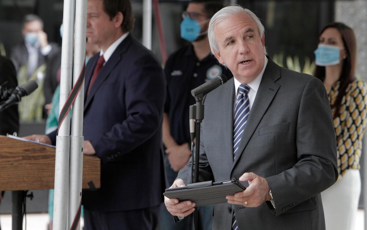 El alcalde del condado de Miami-Dade, Carlos Giménez, habla durante la conferencia de prensa del gobernador de Florida, Ron DeSantis, sobre la apertura de la Fase 1 para los condados Broward y Miami-Dade, en el centro comercial Downtown Doral.
