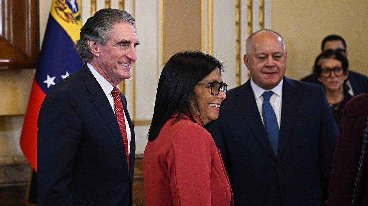 La presidenta interina de Venezuela, Delcy Rodríguez (centro), el secretario del Interior de Estados Unidos, Doug Burgum (izq.) y el ministro del Interior, Justicia y Paz, Diosdado Cabello, durante una reunión en el Palacio Presidencial de Miraflores en Caracas, el miércoles 4 de marzo de 2026.