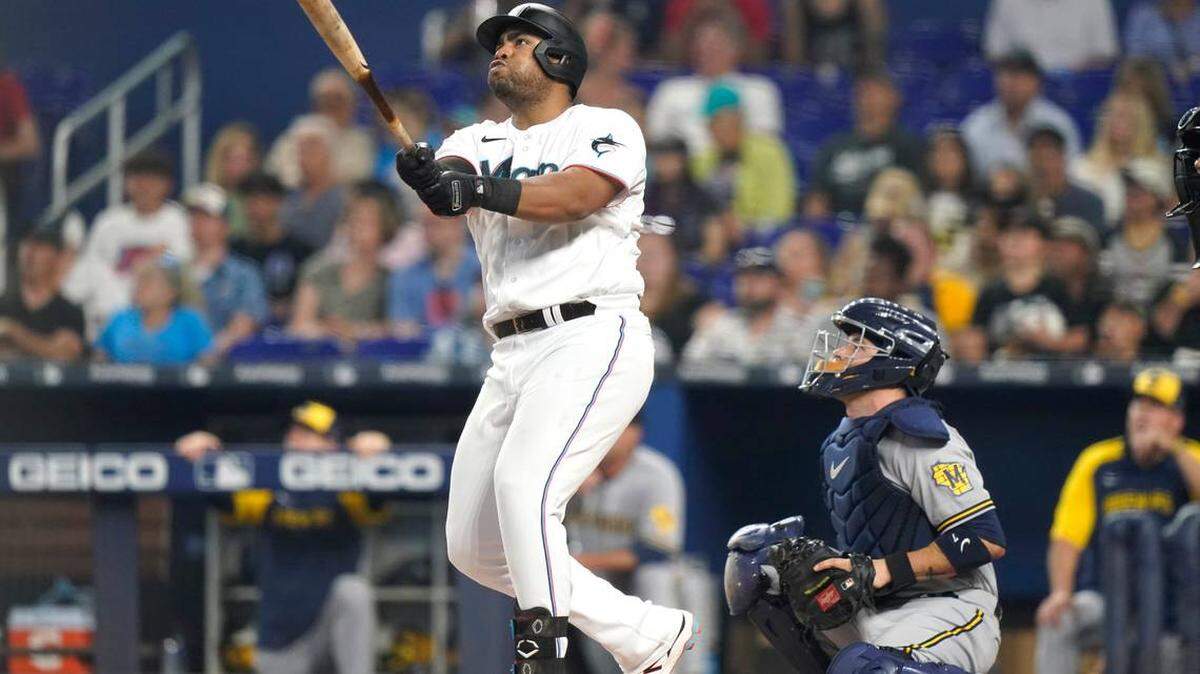El venezolano Jesús Aguilar, de los Marlins de Miami, observa la pelota al conectar un jonrón solitario en el juego del sábado 14 de mayo de 2022, ante los Cerveceros de Milwaukee.