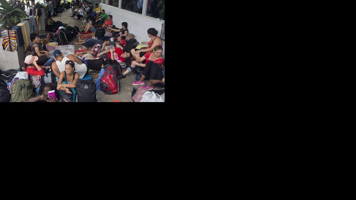 Casi 3,000 cubanos que intentan llegar a Estados Unidos viven un verdadero drama en Costa Rica, cuyas autoridades se han visto obligadas a habilitar albergues para acogerlos ante la negativa nicaragüense de permitir su paso.