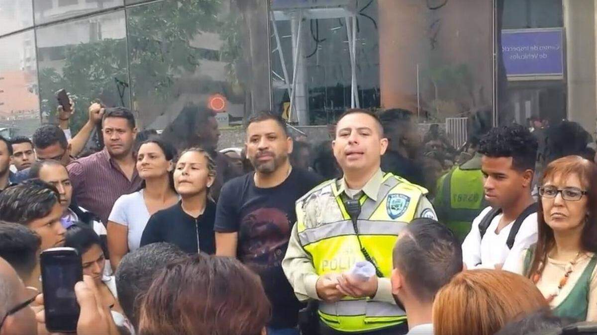 Decenas de venezolanos llegaron en abril al Consulado de Chile en Caracas a la expectativa sobre los requisitos de la Visa de Responsabilidad Democrática.