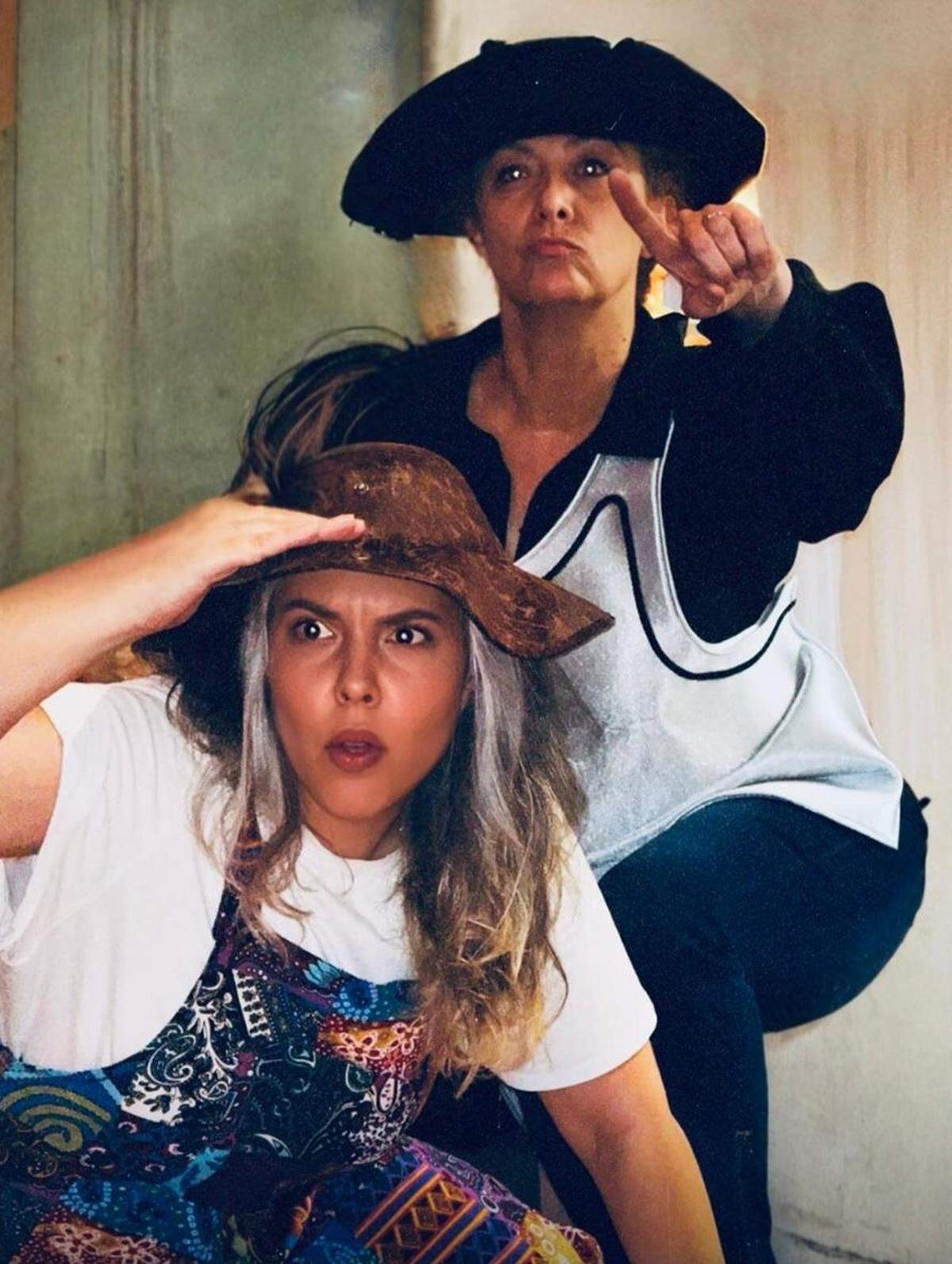 Eugenia Sancho (de pie) y Verónica Cancio di Grandy en pleno ensayo del espectáculo.