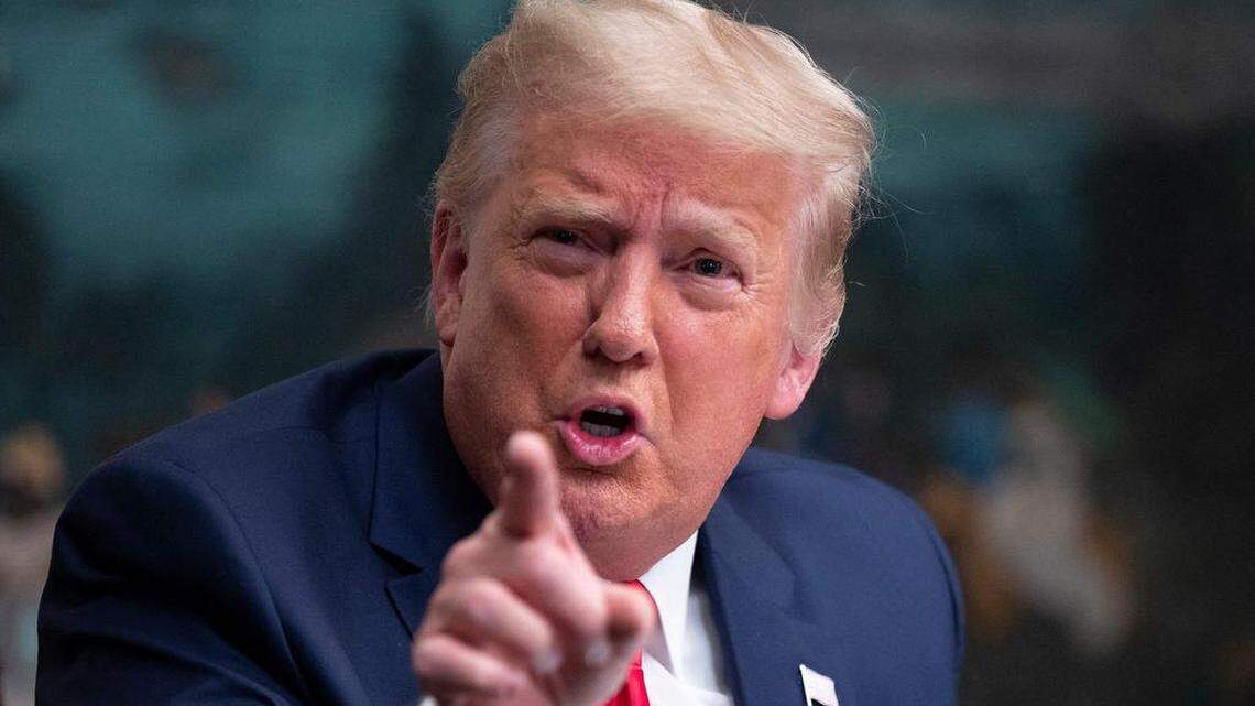 En esta foto de archivo, el ex presidente de los Estados Unidos, Donald Trump, habla con los reporteros después de participar en una teleconferencia de Acción de Gracias con miembros del Ejército de los Estados Unidos, en la Casa Blanca en Washington, DC, el 26 de noviembre de 2020.