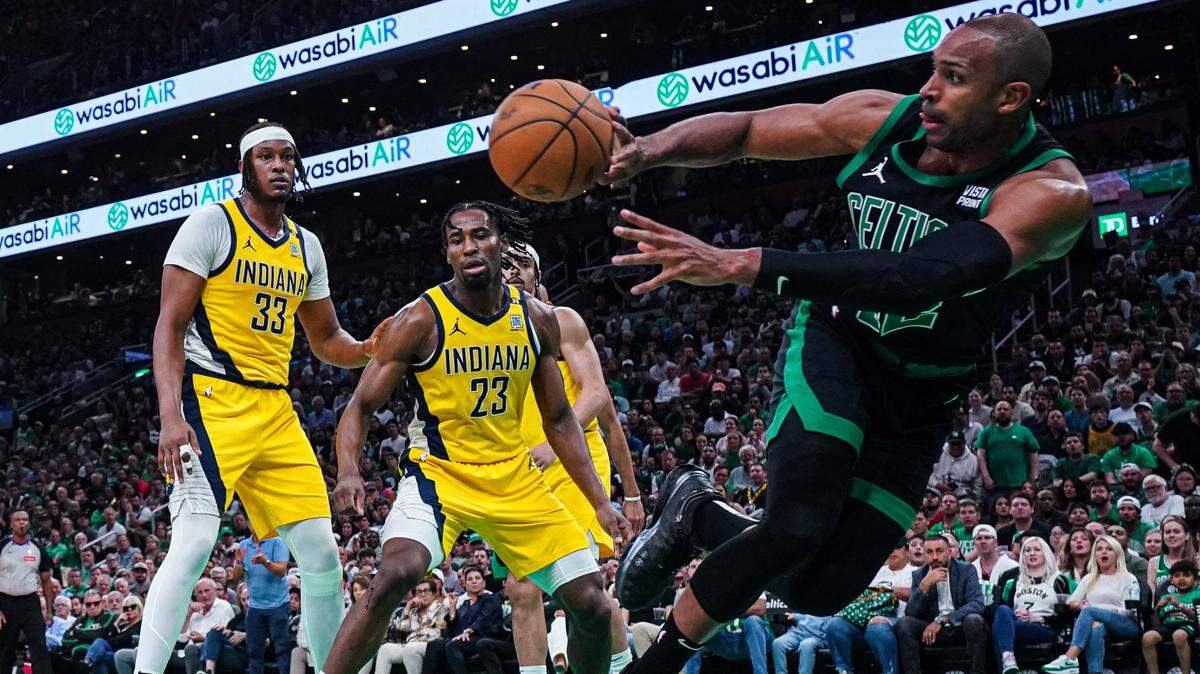 El centro de los Celtics Al Horford (der.) recibe una falta del delantero de los Pacers de Indiana Aaron Nesmith (23), en la primera mitad del segundo juego de las Finales de la Conferencia Este, celebrado el 23 de mayo de 2024 en Boston.