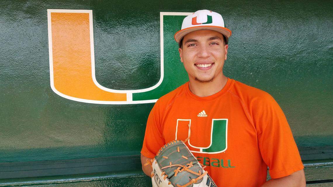 ANDREW CABEZAS juega para los Huracanes de la Universidad de Miami.