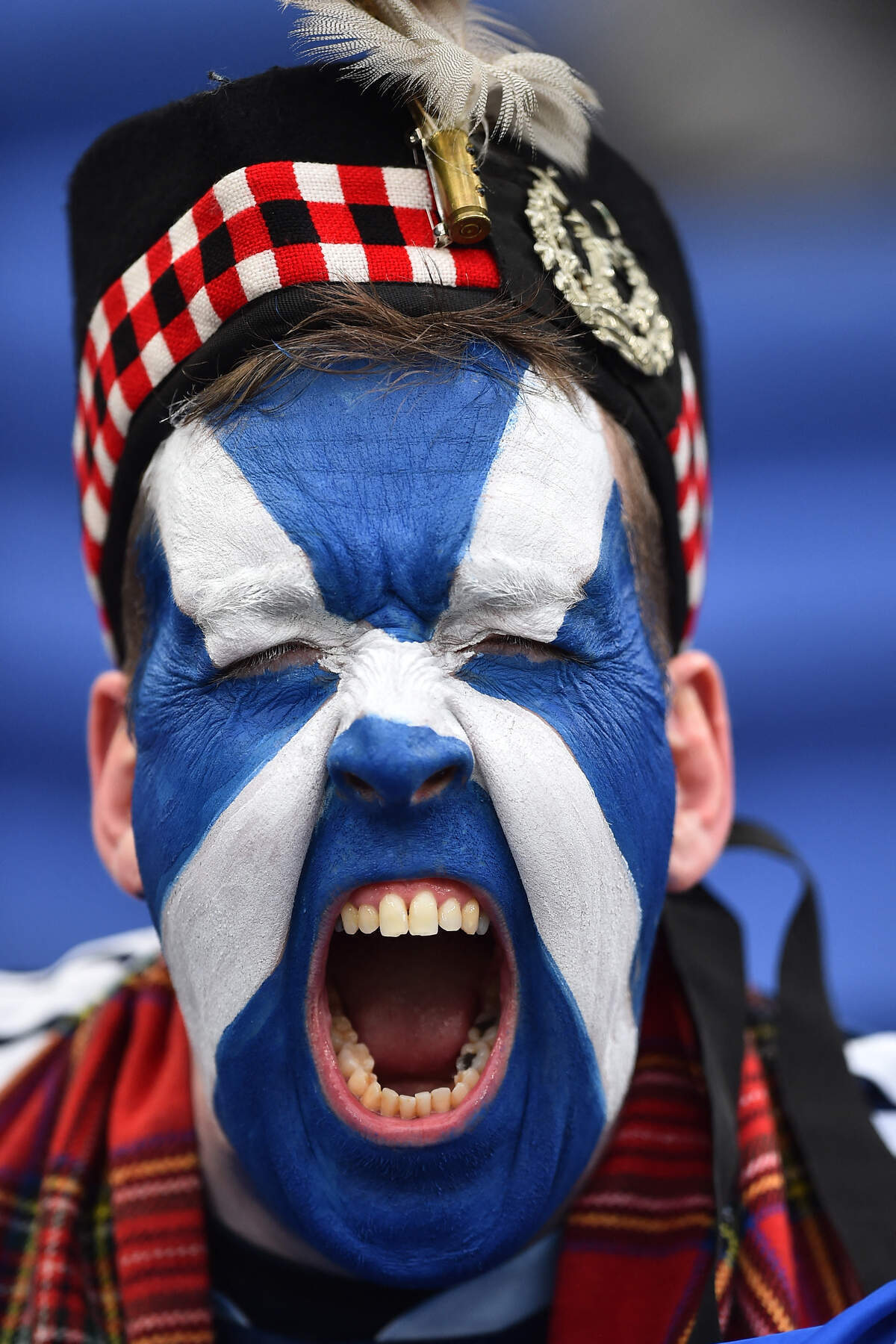 Un miembro de la Tartan Army posa para una foto antes del partido amistoso internacional de fútbol entre Escocia y Costa de Marfil en el Hill Dickinson Stadium de Liverpool, en el noroeste de Inglaterra, el 31 de marzo de 2026.