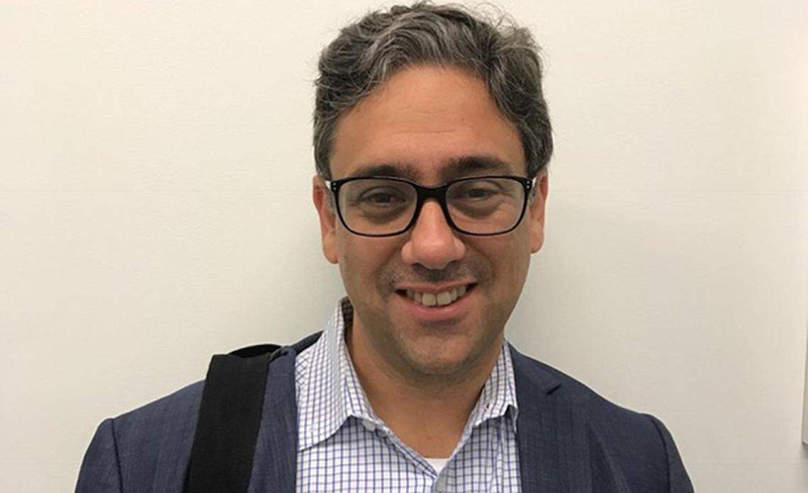 El artista y curador Gean Moreno fue retenido e interrogado en el Aeropuerto de La Habana 10 horas. Moreno llevaba una obra de arte de Ernesto Oroza y panfletos informativos sobre la Bienal alternativa, que le confiscaron.