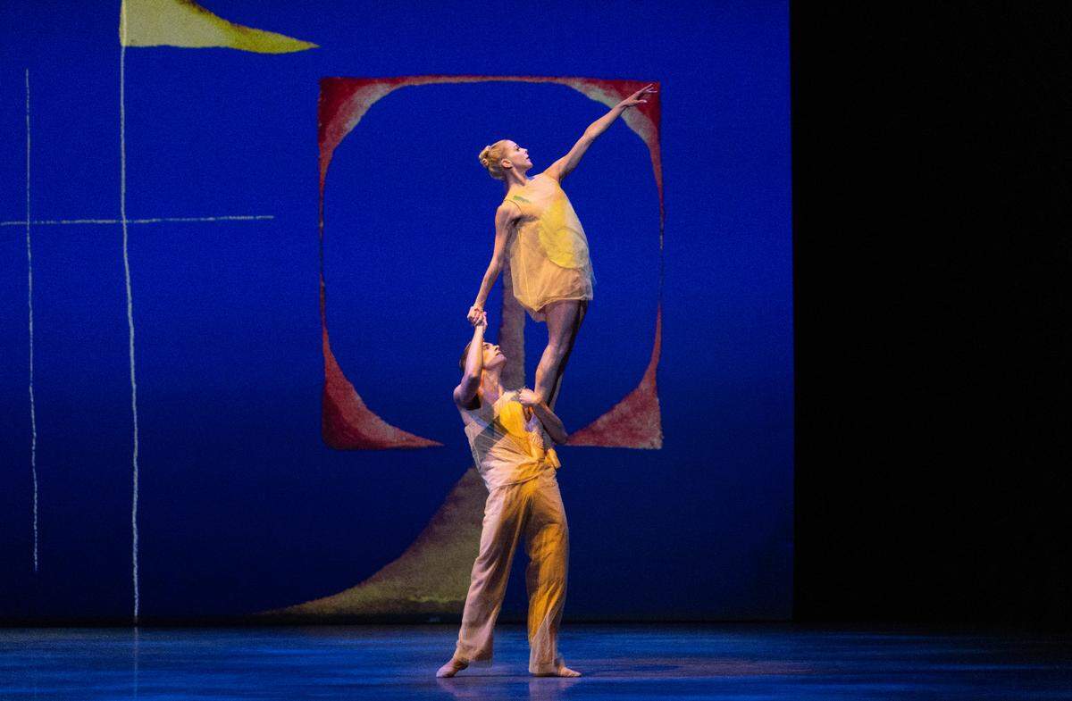 Cameron Catazaro y Dawn Atkins en “Pictures at an Exhibition”, coreografía de Alexei Ratmansky.