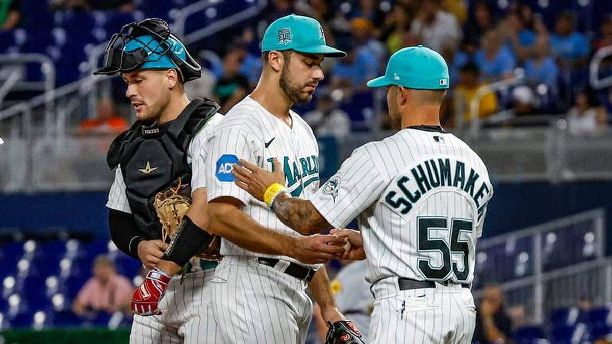 El lanzador abridor de los Miami Marlins JT Chargois (84) es sacado del juego por el manager Skip Schumaker (55) en la primera entrada contra los Milwaukee Brewers en el loanDepot park de Miami el viernes 22 de septiembre de 2023.