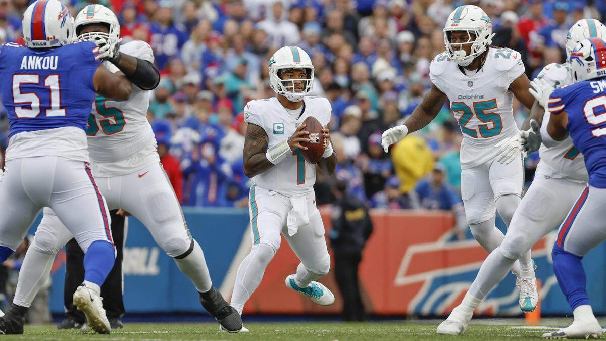 El quarterback de los Dolphins Tua Tagovailoa (1) trata de pasar la pelota en el partido ante Buffalo Bills, celebrado el 3 de noviembre de 2024 en el Highmark Stadium en Orchard Park, Nueva York.
