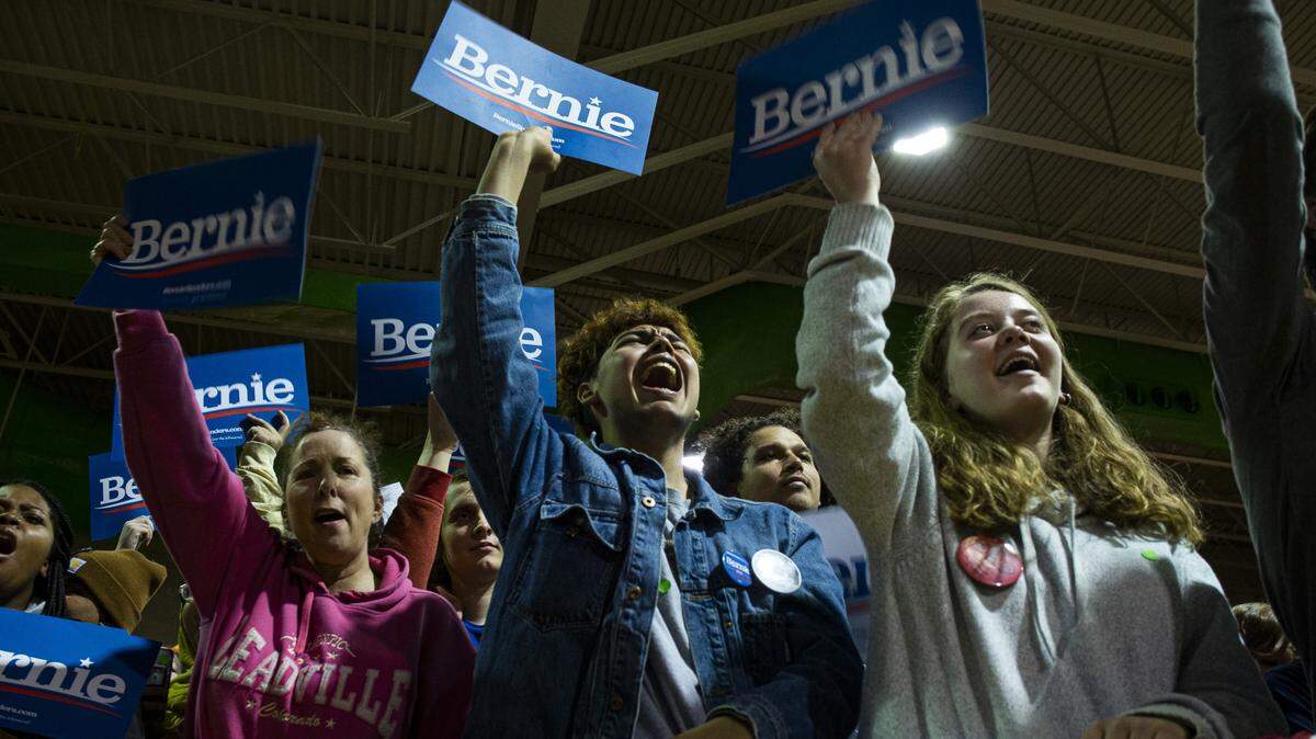 Seguidores del precandidato presidencial demócrata Bernie Sanders asisten a un acto de campaña del senador el jueves, 27 de febrero en Richmond, Virginia.