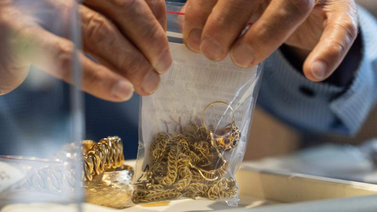 El precio del oro, uno de los activos considerado refugio en tiempos de incertidumbre, superó los $3,000 por onza por primera vez en su historia y llegó a situarse en los $3.004,94.