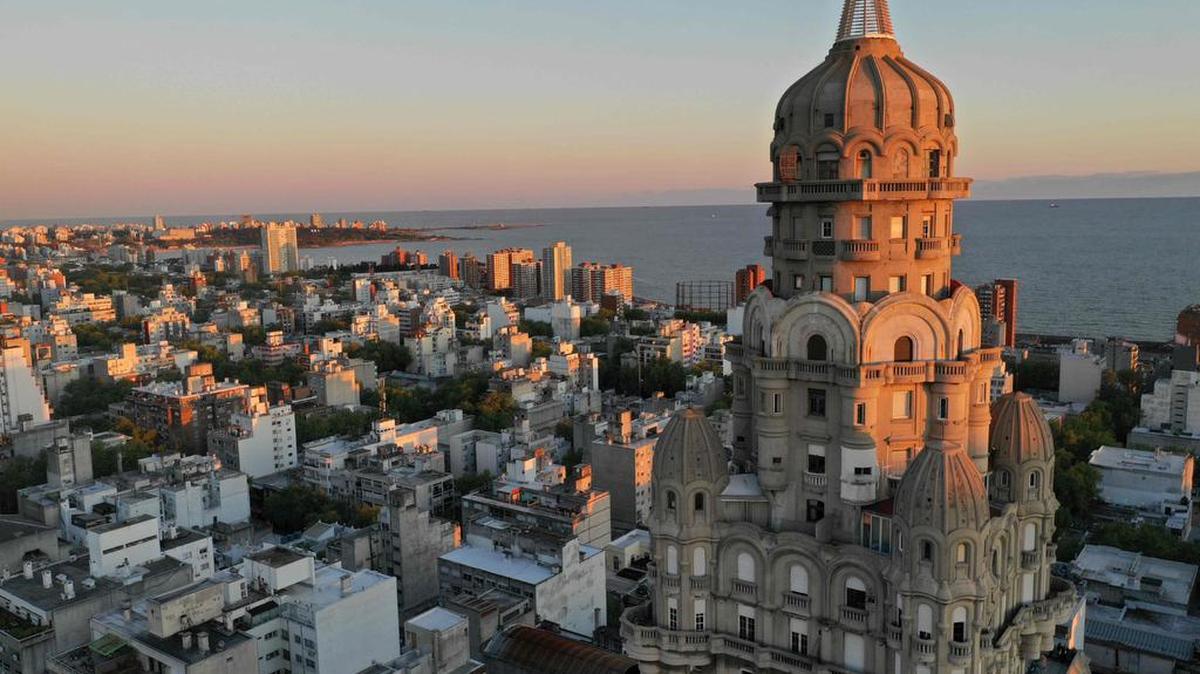 Vista del icónico Palacio Salvo con la ciudad de Montevideo en el fondo tomada el 4 de octubre de 2018.