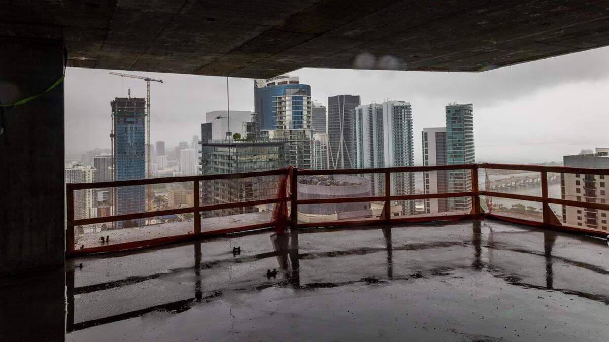 El perfil urbano de Miami desde el piso 44 de la Okan Tower, un rascacielos en construcción en el centro de Miami. Una vez completado, el edificio será uno de los más altos de Miami, con 902 pies de altura.