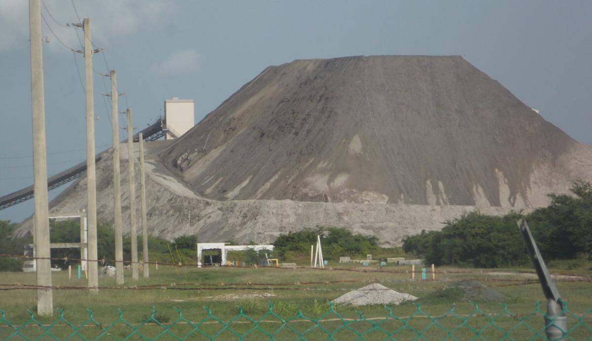 La montaña de cenizas de AES, antes del Huracán María, en Puerto Rico.