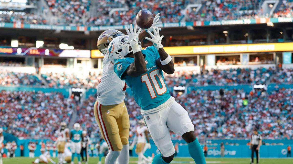 El wide receiver de los Dolphins Tyreek Hill no puede atrapar un pase en la zona de anotación con la marca del cornerback de los 49ers de San Francisco Deommodore Lenoir, en el partido celebrado el 22 de diciembre de 2024 en el Hard Rock Stadium en Miami Gardens, Florida.