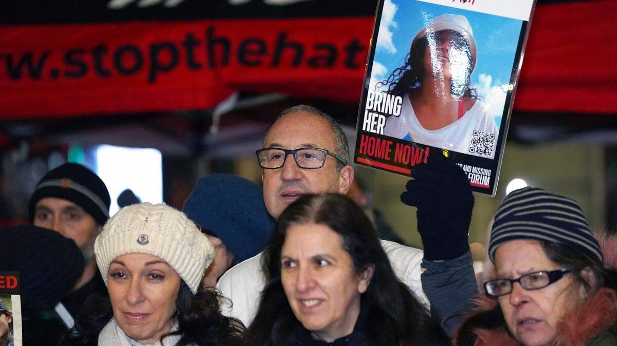 Personas en una reunión en el Memorial de Guerra de Golders Green, Londres, para difundir el amor hacia Emily Damari y el regreso de los otros rehenes tras el alto el fuego en el conflicto Israel-Hamas. Fecha de la imagen: domingo 19 de enero de 2025.