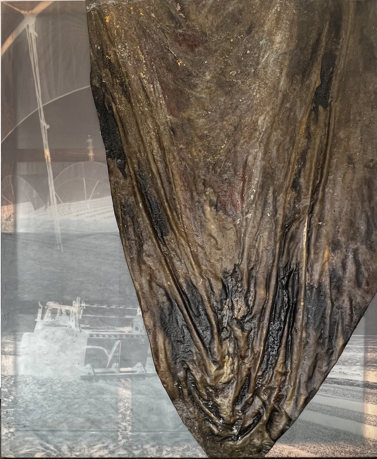 ‘In-betweenness nº.11’, 2023, de Emilia Martín Fierro.&nbsp;Técnica mixta, pintura e impresión fotográfica sobre textil y bastidor, 81 x 81 cm.