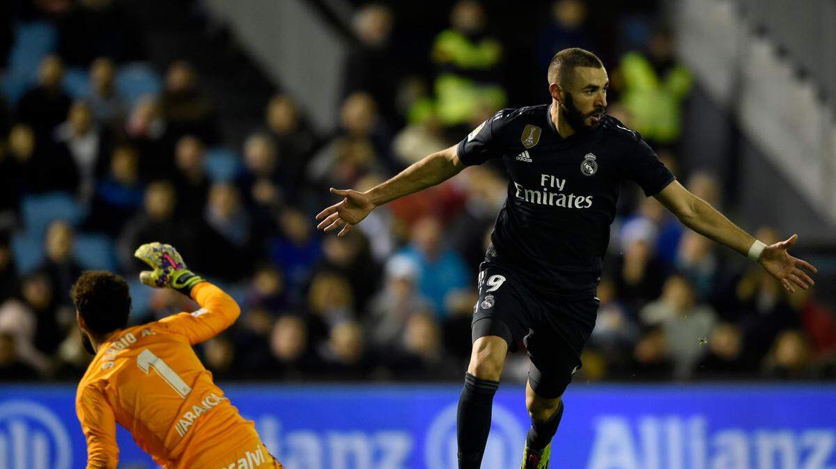 El delantero francés del Real Madrid Karim Benzema (der.) celebra tras anotar un gol ante el Celta de Vigo, en el partido de la liga española celebrado el 11 de noviembre de 2018.