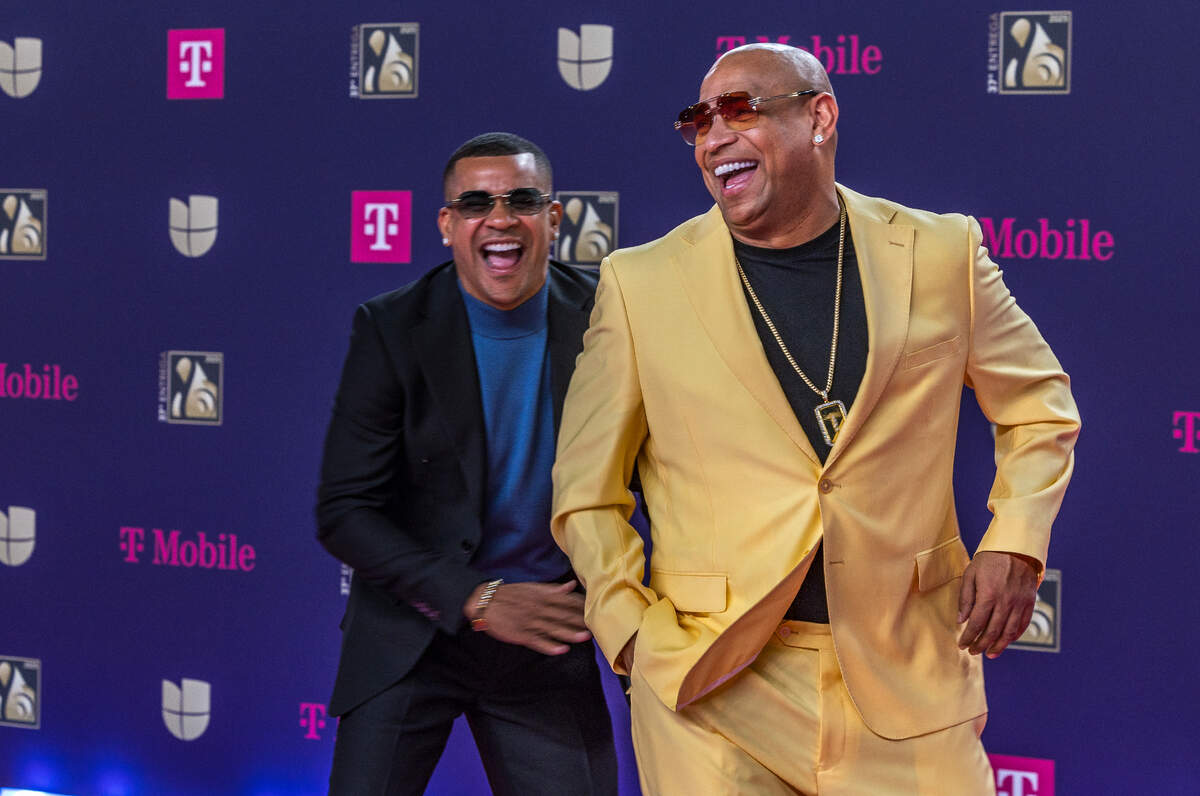 Los artistas cubanos Randy Malcom (izquierda) y Alexander Delgado de Gente de Zona reaccionan a su llegada a la alfombra magenta de Premio Lo Nuestro 2025, celebrado en el Kaseya Center, en Miami, el jueves 20 de febrero de 2025.