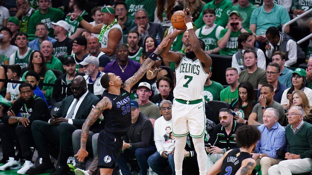 Jaylen Brown (7) anotó 22 puntos y encabezó la ofensiva de los Celtics en el triunfo ante los Mavericks de Dallas, en el primer partido de las Finales de la NBA, celebrado el 6 de junio de 2024 en Boston.