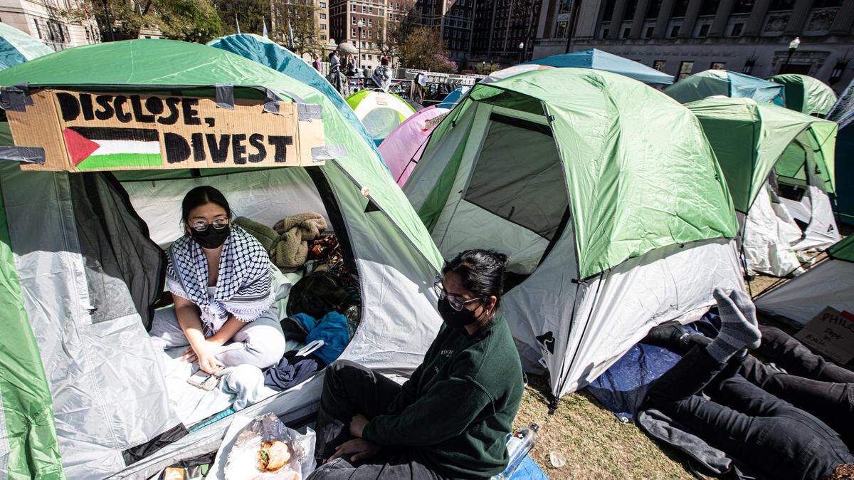 Cientos de estudiantes de la Universidad de Columbia que protestan contra Israel por la guerra en Gaza permanecen en un campamento de tiendas de campaña en el campus universitario en Manhattan, Nueva York, el 22 de julio de 2024.