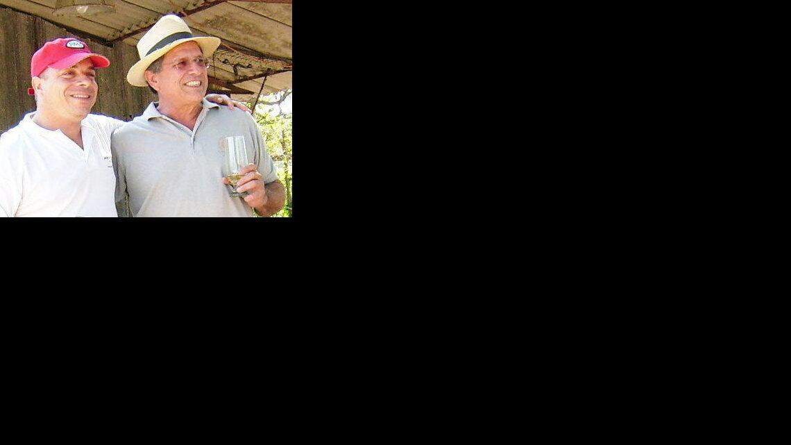 Fotograma de un vídeo cedido por el programa de televisión "María Elvira Live" hoy, 23 de julio de 2009, en el que aparece el ex canciller cubano Felipe Pérez Roque (i) mientras posa con el representante del Gobierno vasco en la isla, Conrado Hernández (d), en una finca de Matanzas (Cuba). Pérez Roque y otros altos funcionarios fueron destituidos en marzo pasado tras conocerse ésta y otras grabaciones de reuniones en las que presuntamente tramaban una "traición" al régimen castrista. EFE/Cortesía María Elvira Live/SOLO USO EDITORIAL/NO VENTAS