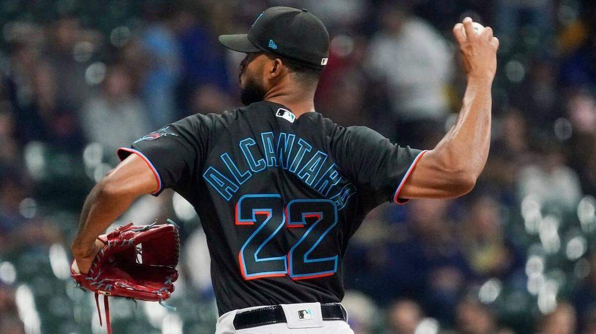 El lanzador de los Miami Marlins, Sandy Alcántara, lanza durante la primera entrada de un partido de béisbol contra los Milwaukee Brewers el viernes 30 de septiembre de 2022, en Milwaukee.