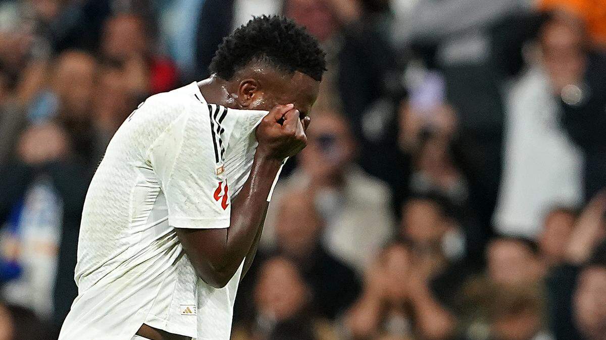 NI Vinicius Junior ni los candidatos del Real Madrid a otros premios acudirán a la gala del Balón de Oro de este lunes al conocer, según pudo saber EFE de fuentes del club, que el brasileño no se alzará con el reconocimiento a mejor jugador de la pasada temporada.