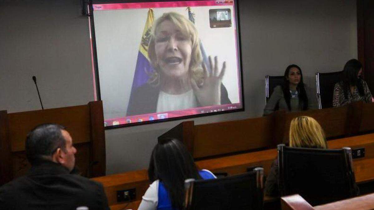 La ex fiscal general de Venezuela Luisa Ortega Díaz (en pantalla) habla, vía Skype, a la Comisión de Política Interior del Parlamento, de mayoría opositora, dirigida por la diputada Delsa Solórzano (2-d), para discutir un proyecto de Ley de Amnistía el miércoles 20 de junio de 2018, en Caracas (Venezuela).