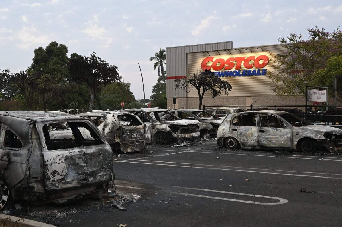 Autos quemados en el estacionamiento de una tienda Costco en Puerto Vallarta, Jalisco, México, el 23 de febrero de 2026. México ha desplegado 10,000 soldados para sofocar los enfrentamientos provocados por el asesinato del narcotraficante más buscado del país, que han dejado decenas de muertos, informaron las autoridades el 23 de febrero. Nemesio “El Mencho” Oseguera, líder del Cártel Jalisco Nueva Generación (CJNG), resultó herido el 22 de febrero en un tiroteo con soldados en Tapalpa, Jalisco, y murió mientras era trasladado a la Ciudad de México, informó el ejército.