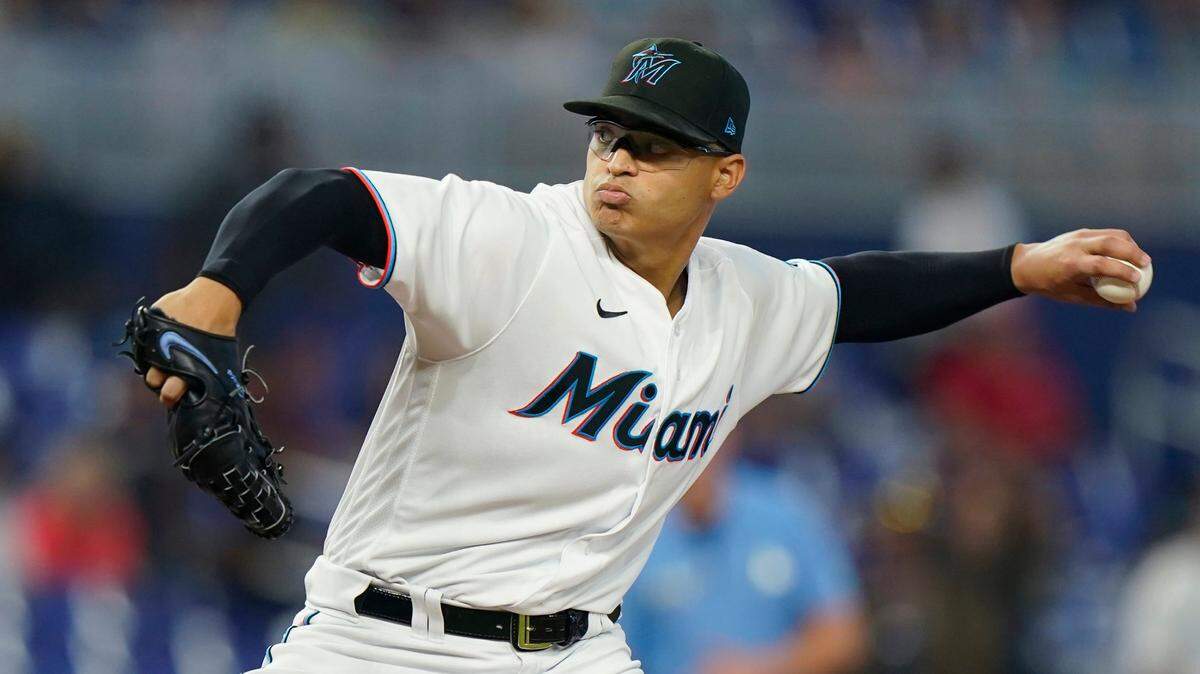 El abridor de los Marlins Jesús Luzardo lanza en el primer inning del partido ante los Mets de Nueva York, celebrado el 11 de septiembre de 2022 en Miami.