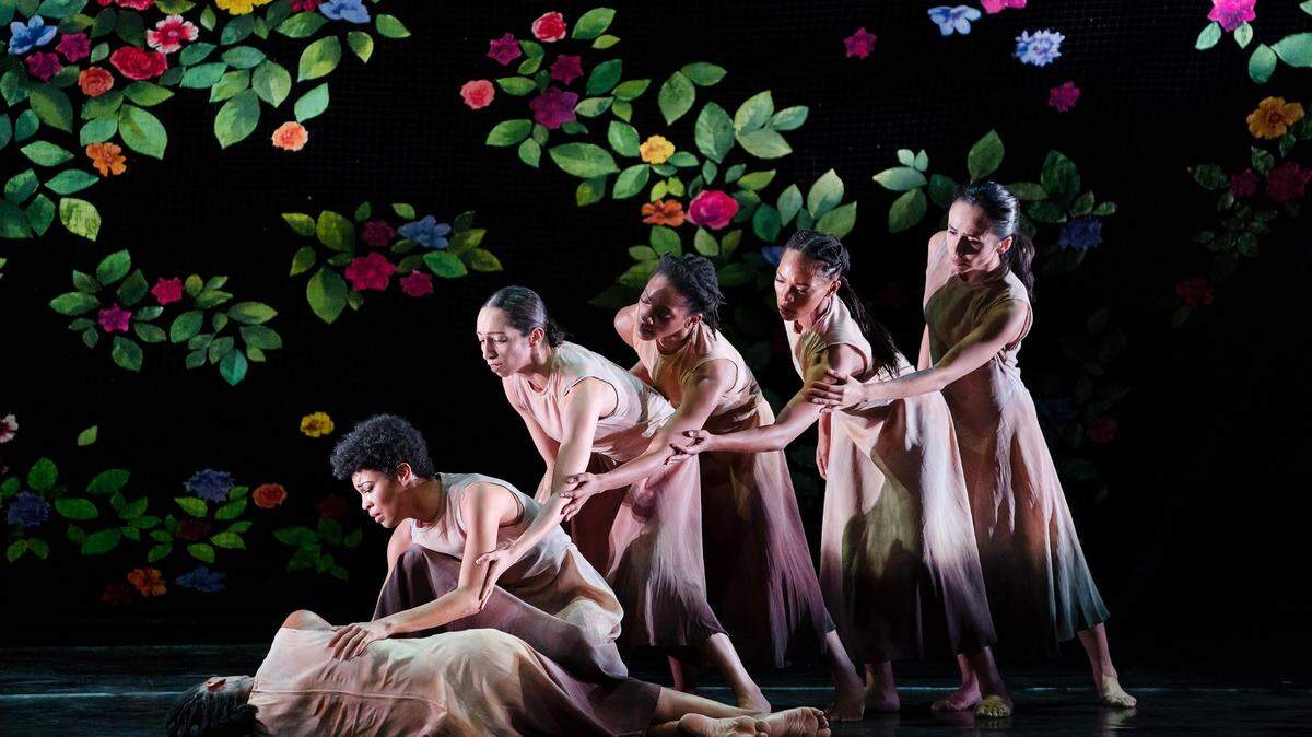 Los bailarines de Alvin Ailey American Dance Theater en “Ode” de Jamar Roberts. 