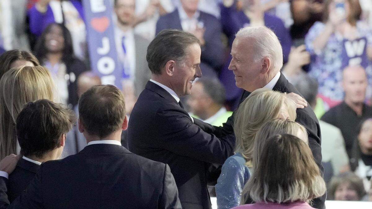 El presidente de Estados Unidos Joe Biden saluda a su hijo Hunter Biden luego de su discurso en el primer día de la Convención Nacional Demócrata, celebrada el 19 de agosto de 2024 en el United Center en Chicago.