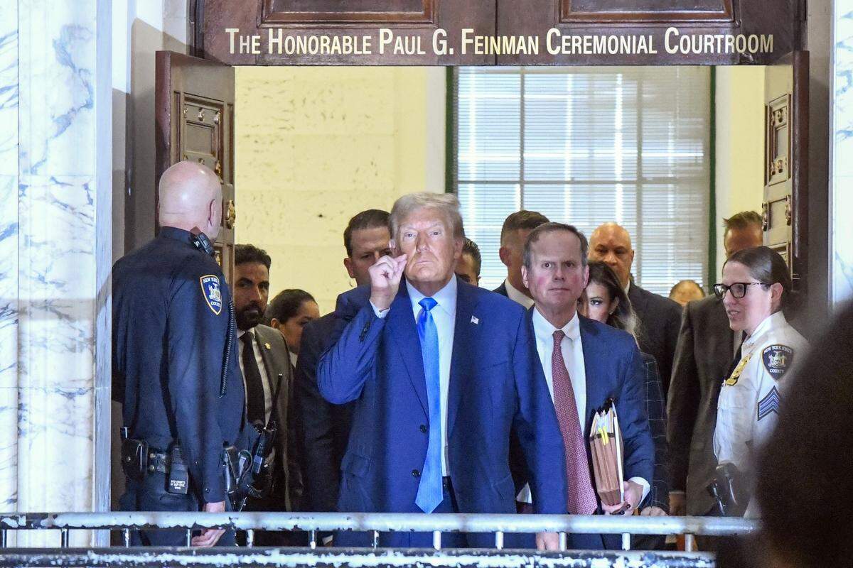 El expresidente Donald Trump sale del tribunal durante un descanso de la audiencia del juicio en su contra por fraude, en Nueva York, el lunes 6 de noviembre de 2023.