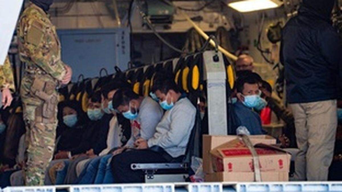 Inmigrantes de Guatemala, que estaban en Estados Unidos de manera ilegal, son colocados en un avión militar C-17 para ser deportados a su país de origen, el jueves 30 de enero de 2025, en el Fuerte Bliss en El Paso, Texas. La aeronave está diseñada para llevar 134 pasajeros, pero en este viaje solo habían 80 inmigrantes.