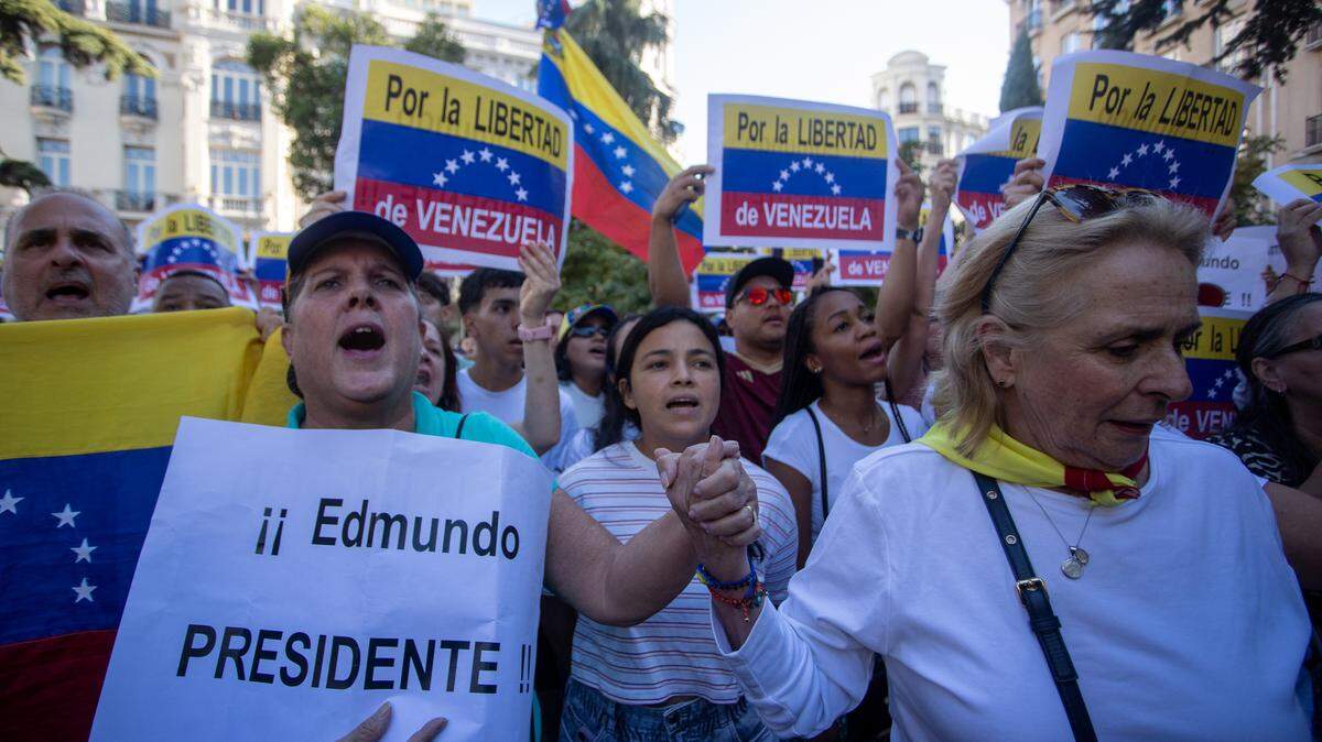 Cientos de manifestantes venezolanos en España exigen el reconocimiento de Edmundo González como presidente electo de Venezuela, en una protesta el 11 de agosto de 2024 en Madrid.