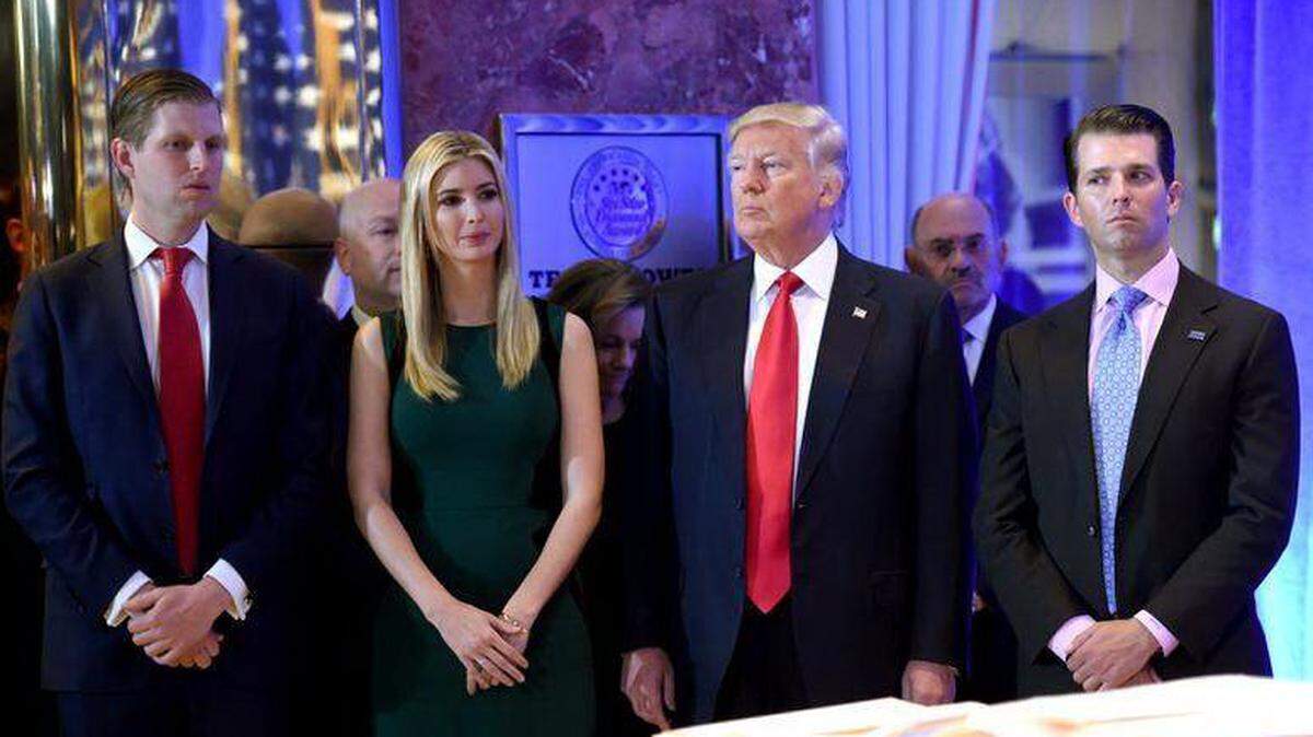 En esta foto de archivo tomada el 11 de enero de 2017, el presidente electo de los Estados Unidos, Donald Trump, junto con sus hijos Eric (L) Ivanka y Donald Jr. llegan para una conferencia de prensa en Trump Tower en Nueva York.