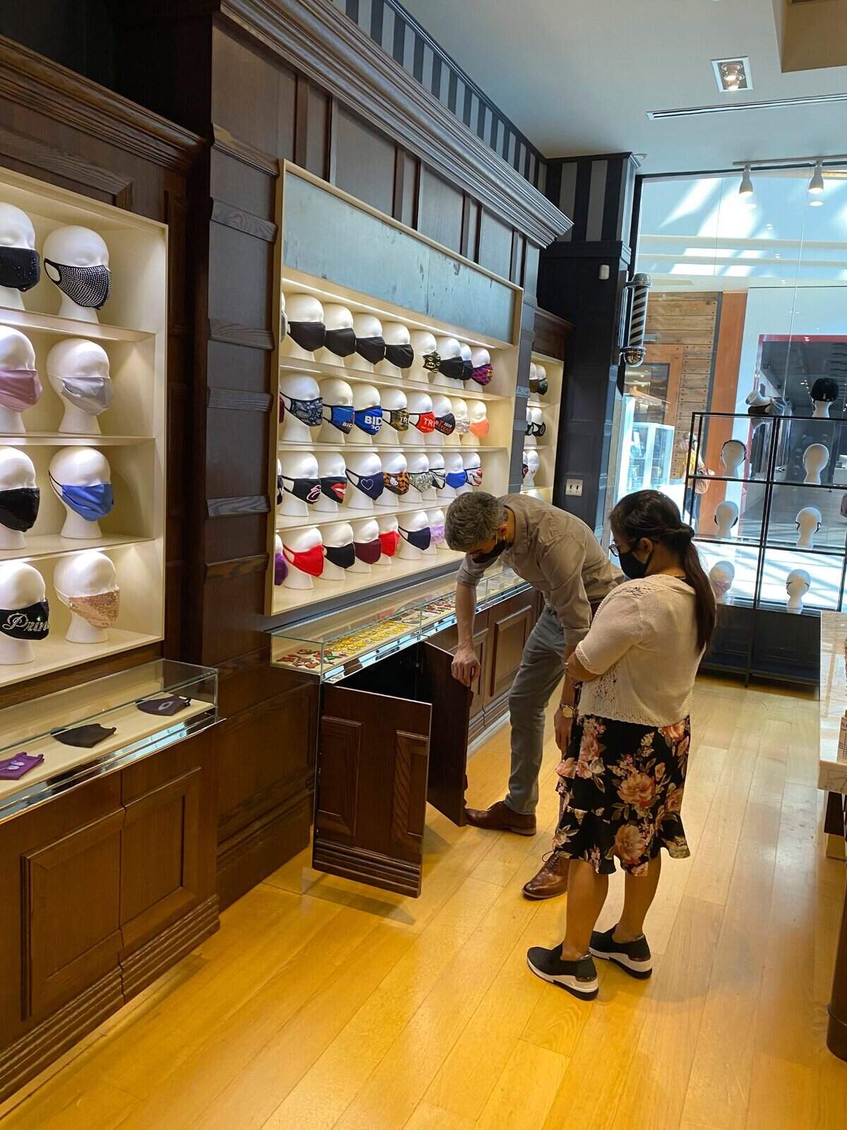 Los clientes pueden verificar su temperatura con un escáner de frente digital con instrucciones audibles y también han agregado un fregadero cerca de la entrada para que los clientes puedan lavarse las manos antes de tocar los productos.