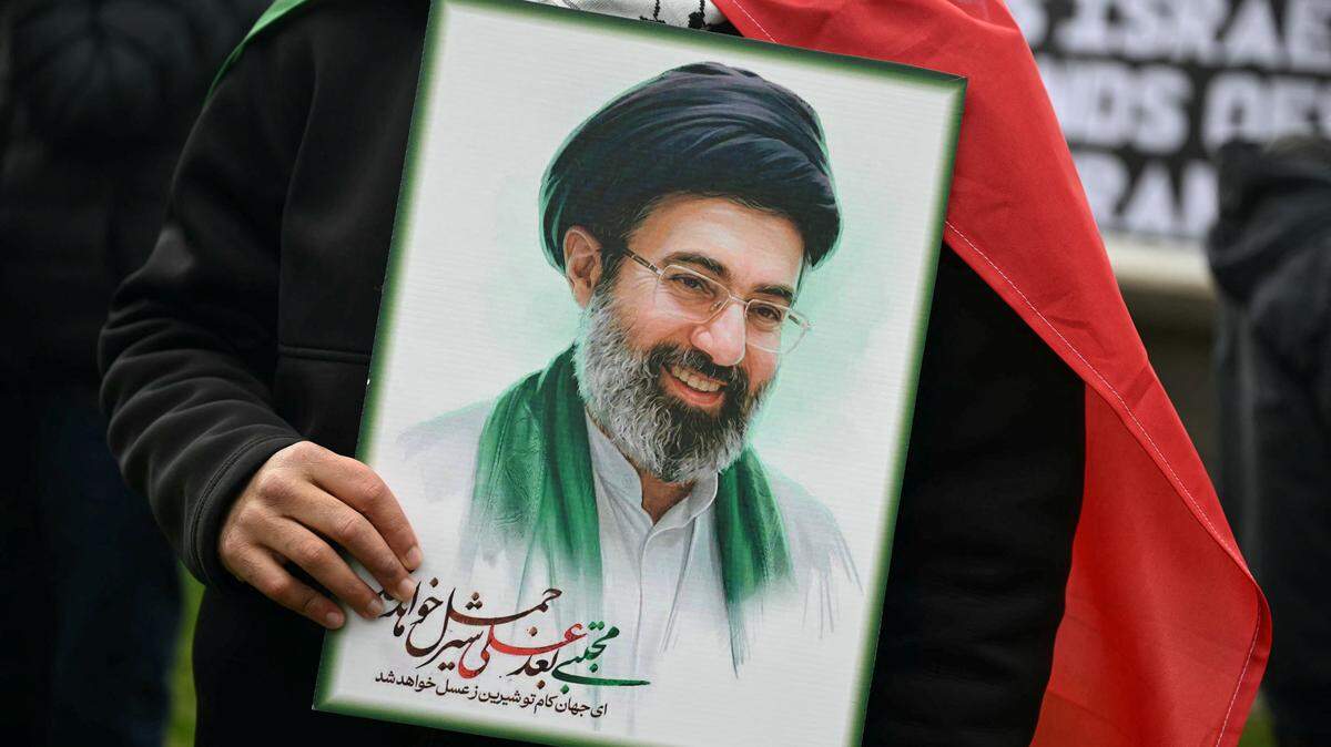 Un simpatizante del régimen iraní sostiene una imagen del nuevo Líder Supremo de Irán, Mojtada Jameneí, durante una protesta anual, este año estática, organizada por el grupo pro-palestino Al-Quds en el centro de Londres el 15 de marzo de 2026.