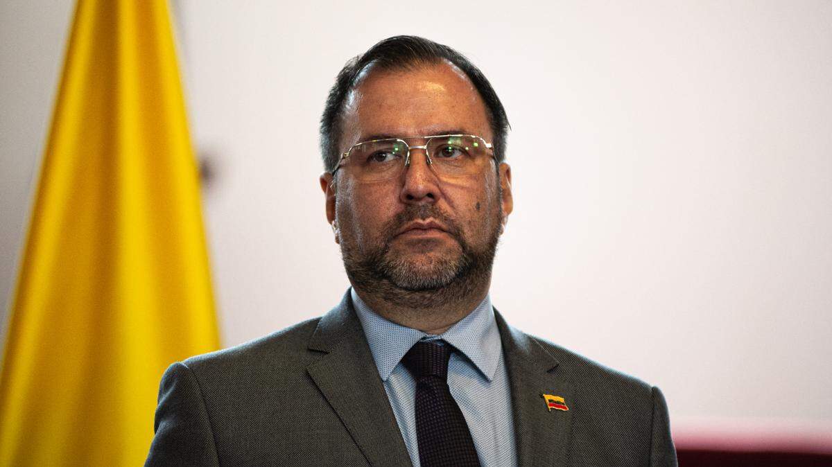 Yvan Gil, ministro de relaciones exteriores de Venezuela, ha dicho que “el Tren de Aragua es una ficción creada por la mediática internacional para tratar de crear una etiqueta inexistente, como lo hicieron en su momento con el Cartel de los Soles”. En la foto, Gil asiste a una reunión con su homólogo colombiano en Bogotá, el 30 de junio de 2023.