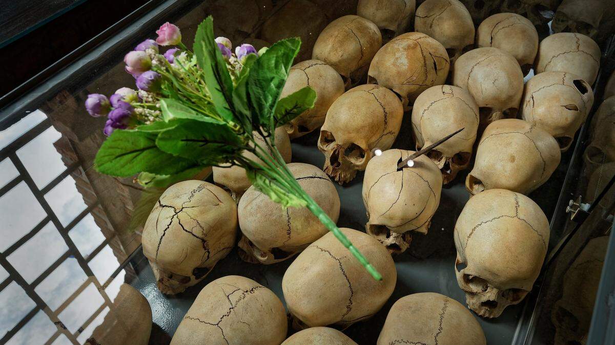 Las flores se colocan sobre una caja de vidrio que contiene los cráneos de algunos de los que fueron sacrificados mientras buscaban refugio en la iglesia, junto a fotografías de algunos de ellos, guardados como un memorial a los miles de muertos en y alrededor del católico. Iglesia durante el genocidio de 1994, dentro de la iglesia en Ntarama, Ruanda, viernes 5 de abril de 2019. Ruanda conmemorará el domingo 7 de abril de 2019 el 25 aniversario de cuando el país descendió a una orgía de violencia en la que unos 800,000 tutsis y moderados Los hutus fueron masacrados por la mayoría de la población hutu durante un período de 100 días en el que fue el peor genocidio en la historia reciente.